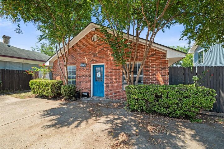 Property Photo: 1015 N Bishop TX 75208