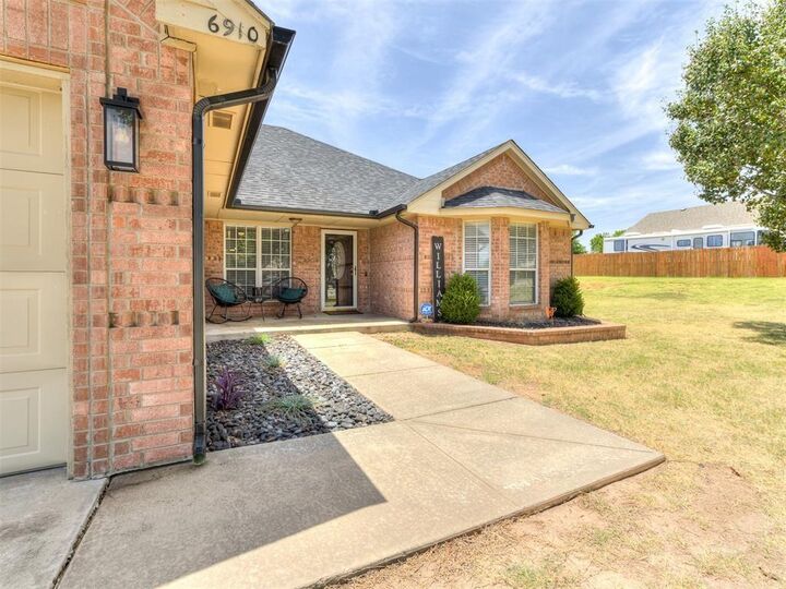 Property Photo: 6910 Rolling Meadows OK 73089