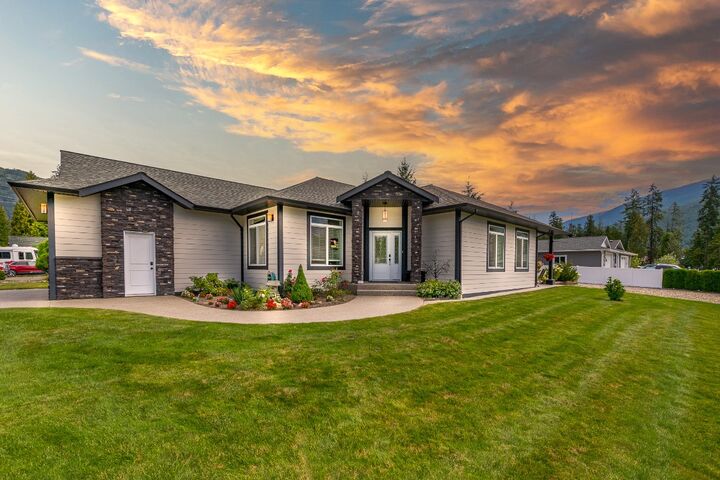 1001 Shuswap Avenue  Sicamous BC V0E 2V1 photo