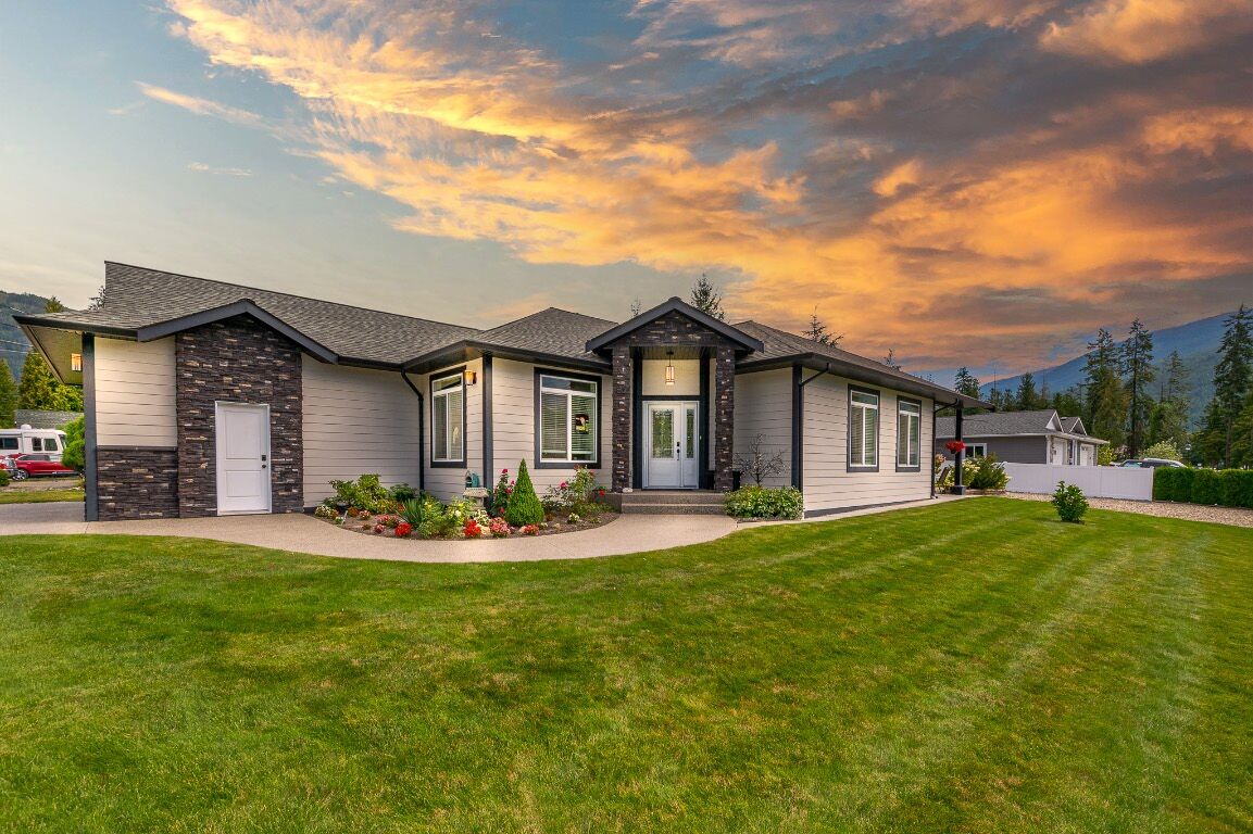Property Photo: 1001 Shuswap Avenue BC V0E 2V1