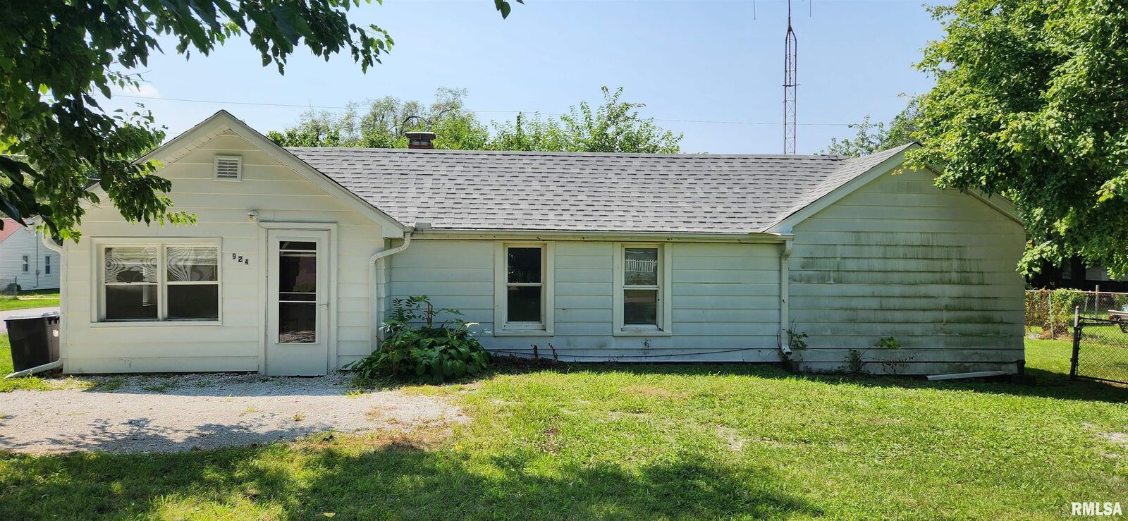 Property Photo:  924 E Wilson Avenue  IL 61616 