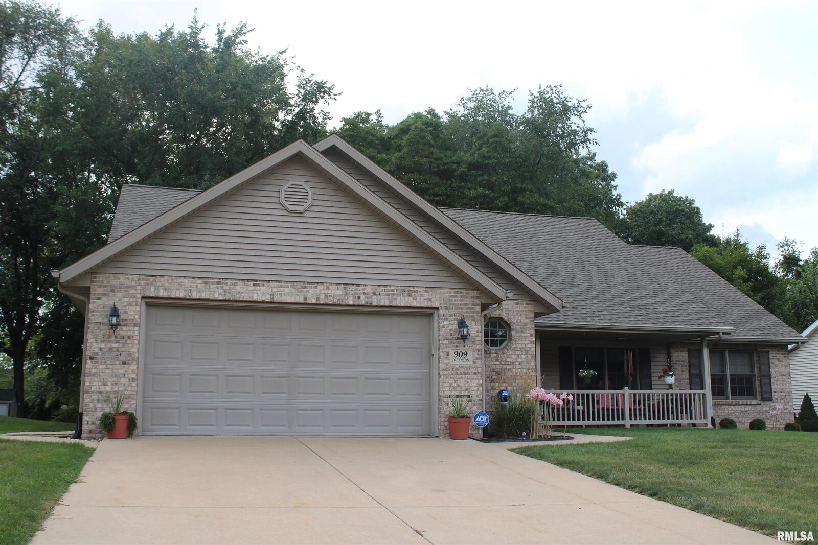 Property Photo: 909 S Johanson Road IL 61607