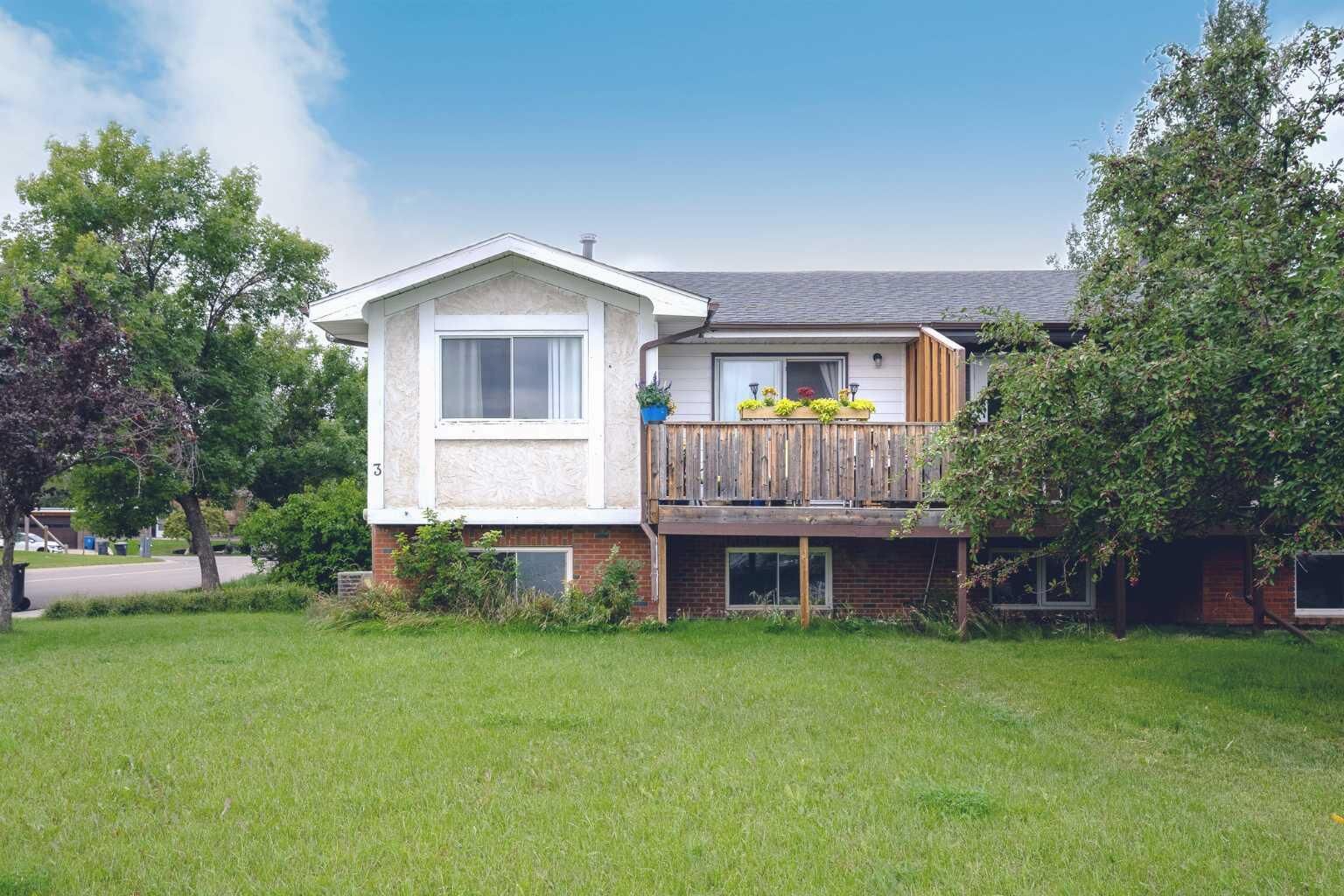 Property Photo: 3 Mt Royal Place W AB T1K 4M9