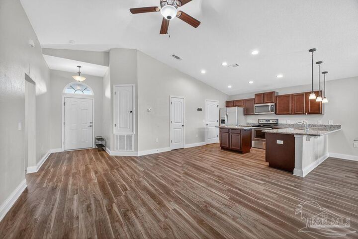 Property Photo: 2392 Spur Ln FL 32563