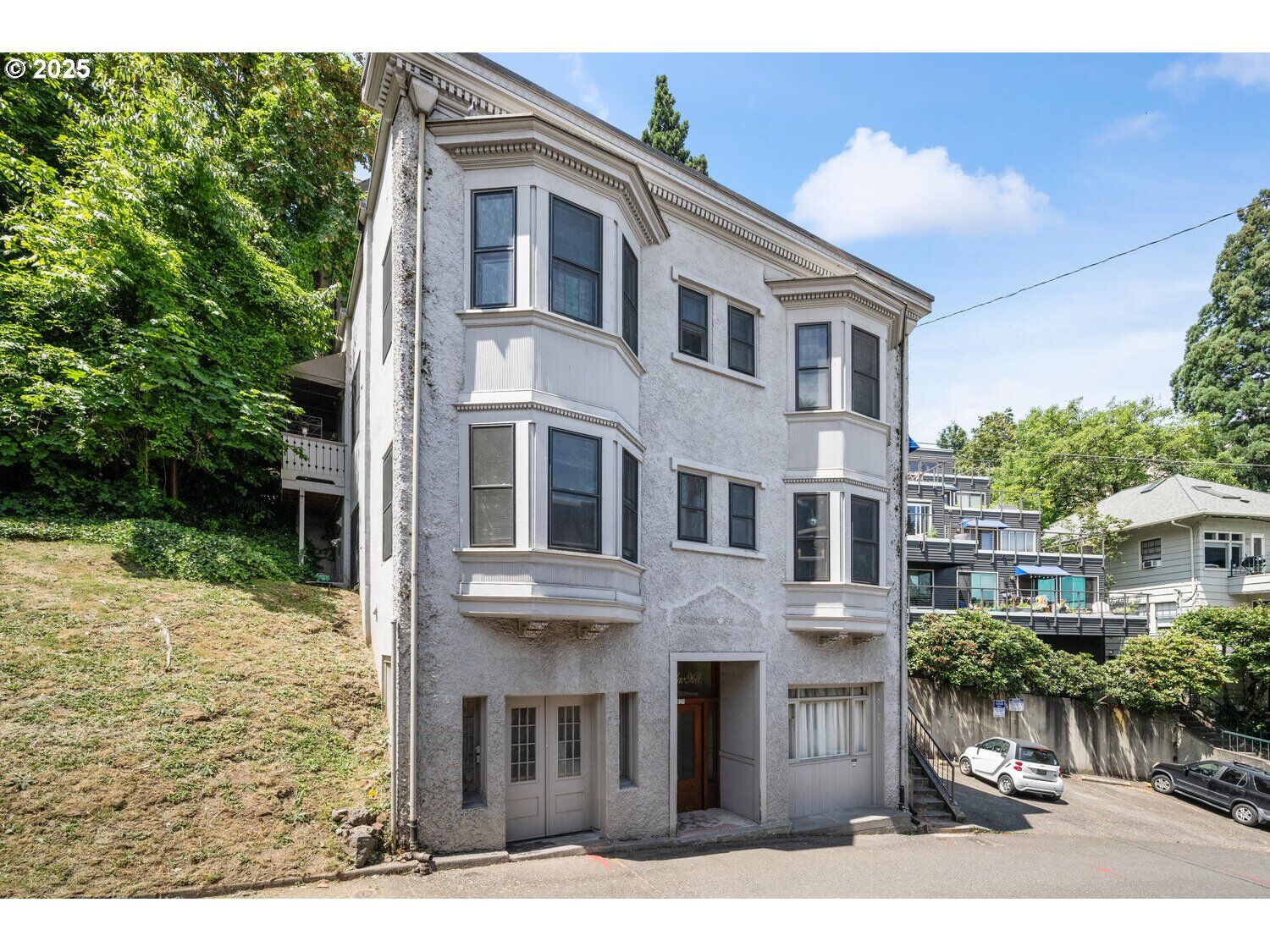 Property Photo:  839 SW Green Ave  OR 97205 