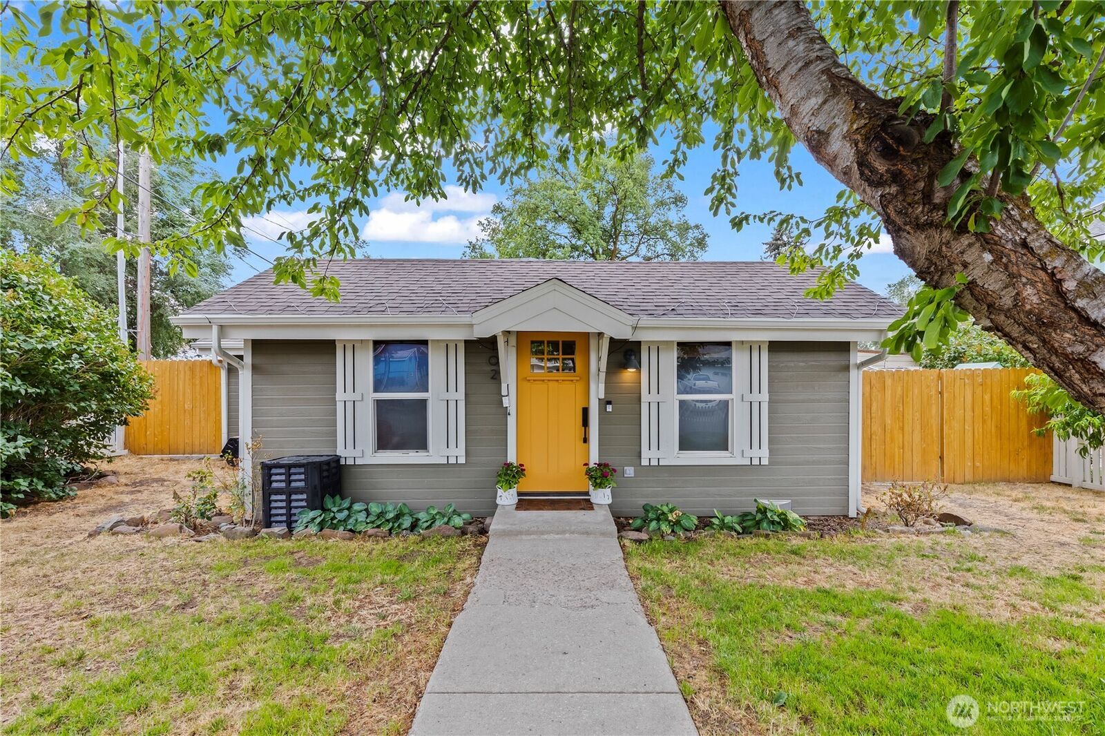 Property Photo:  102 E Manitoba Avenue  WA 98926 