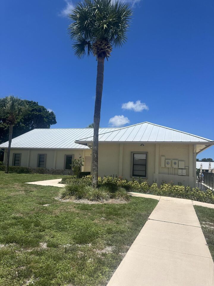 Property Photo:  7648 SE Sugar Sand Circle  FL 33455 