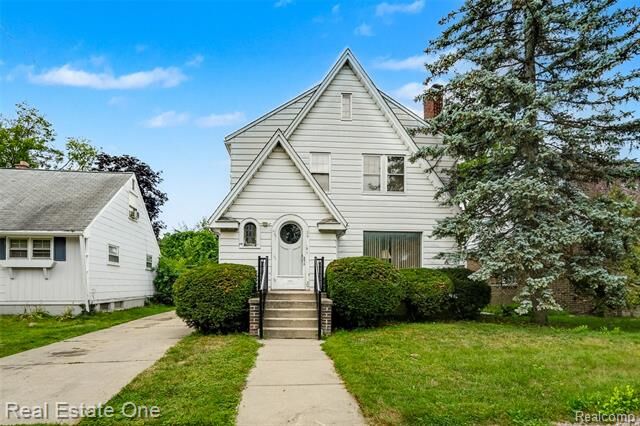 Property Photo:  84 Chippewa Road  MI 48341 