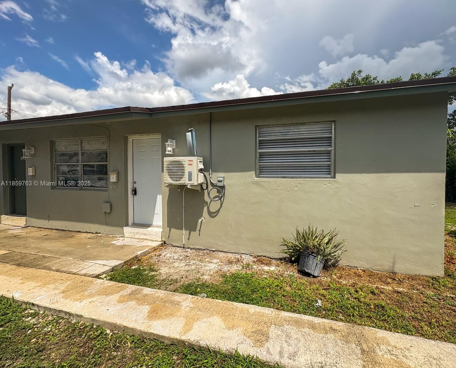 Property Photo:  1121 NW 11th St 1121  FL 33030 