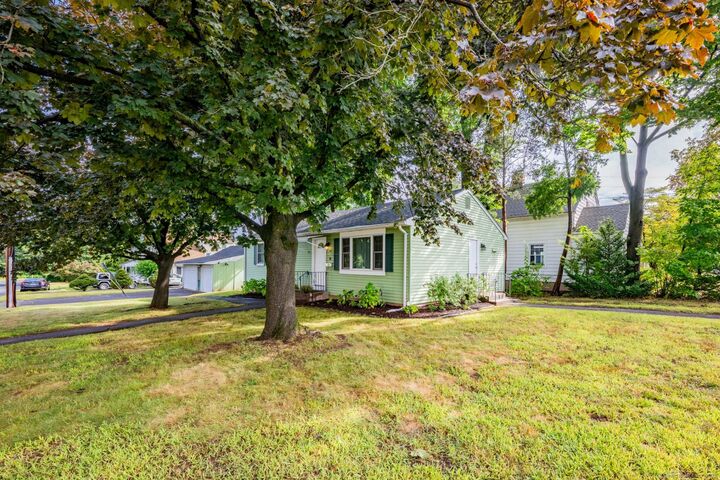 Property Photo: 6 Center Court CT 06111