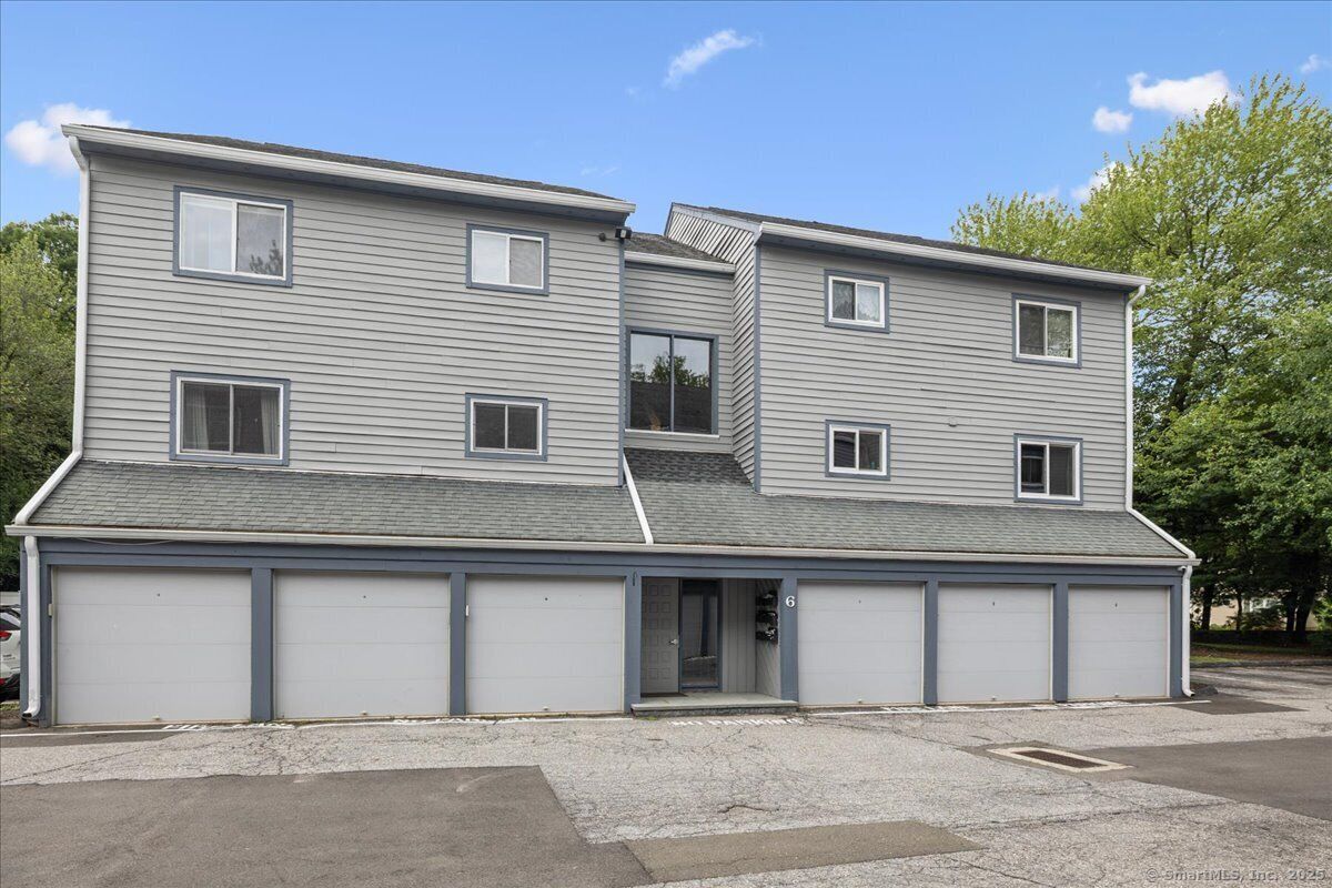 Property Photo: 267 West Cedar Street Apt 6A CT 06854