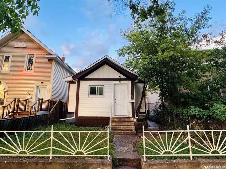 Property Photo:  416 J Avenue N  SK S7L 2K3 