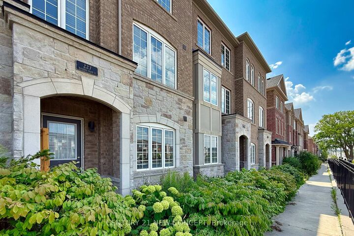 227 Harding Park Street  Newmarket ON L3Y 0E3 photo