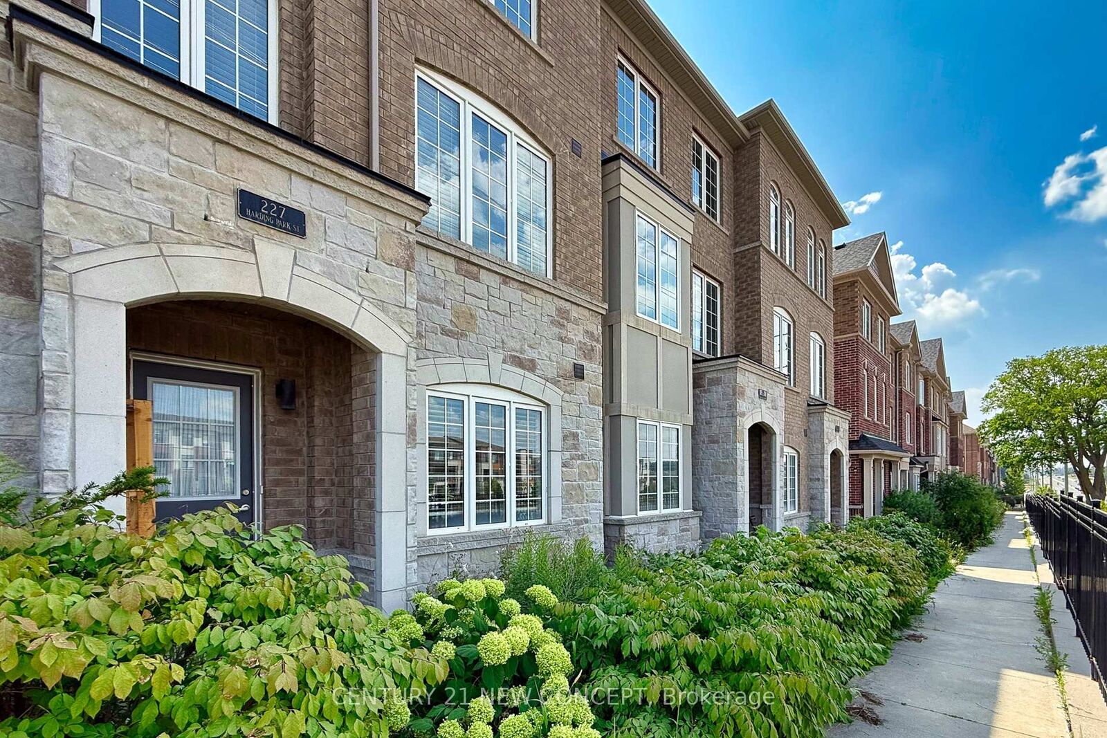 Photo de la propriété: 227 Harding Park Street ON L3Y 0E3