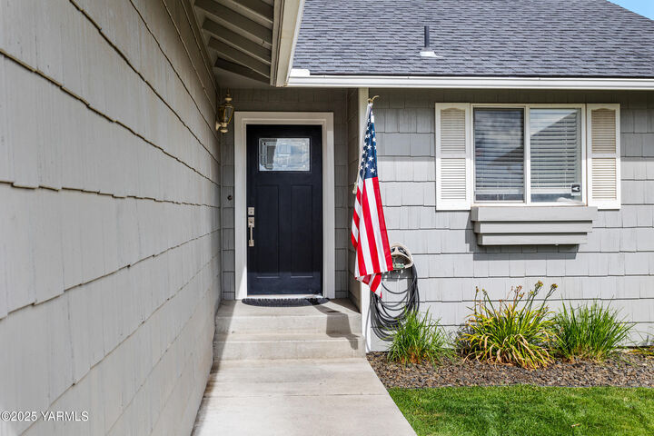 Property Photo:  349 S 76th Ave  WA 98908 