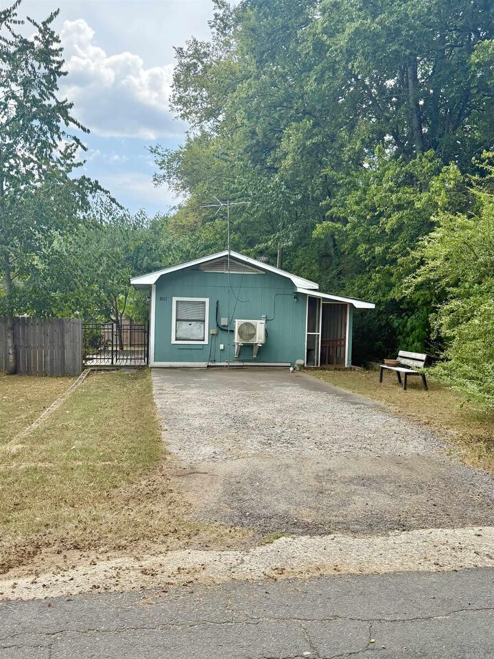 Property Photo:  811 B Street  AR 72126 