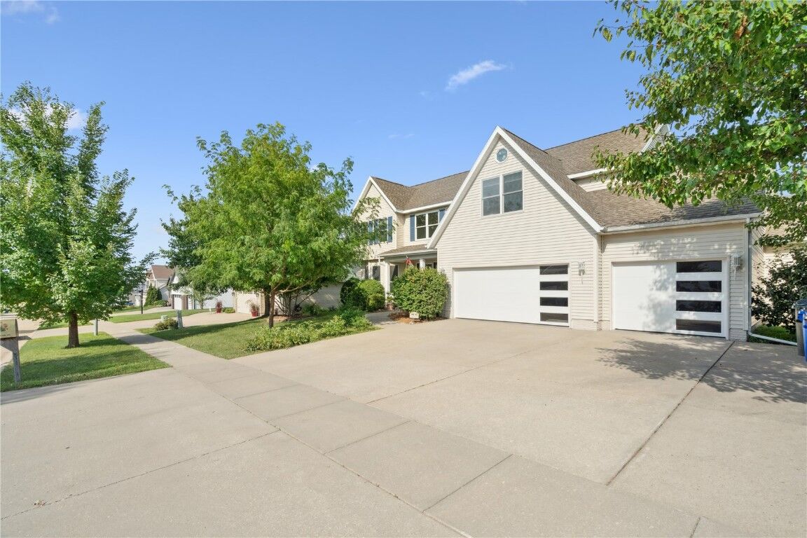 Property Photo: 415 Westridge Dr IA 52404