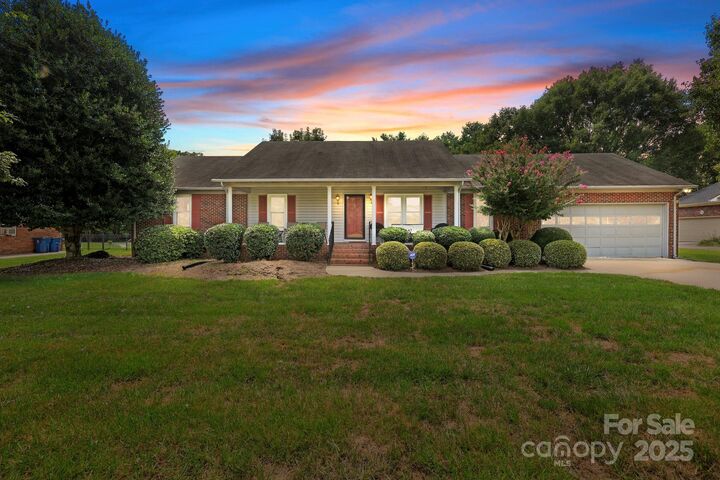 Property Photo: 8613 Middleton Circle NC 28075