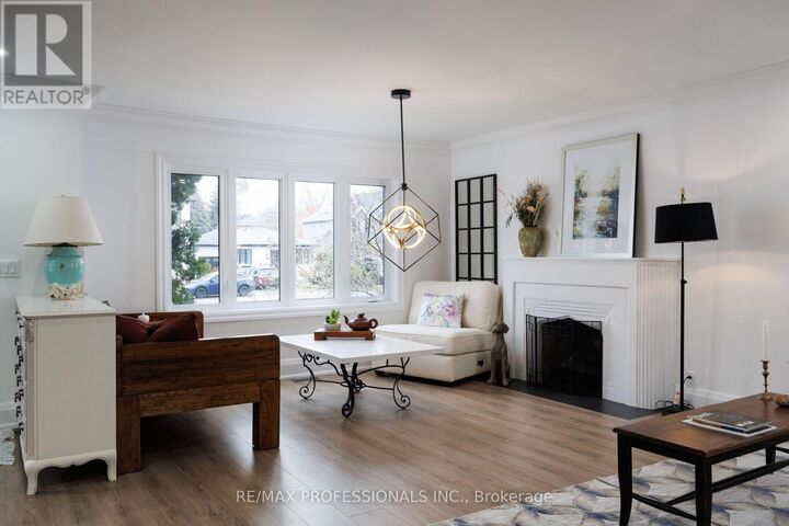 Property Photo:  168 The Kingsway  ON M8X 2V6 