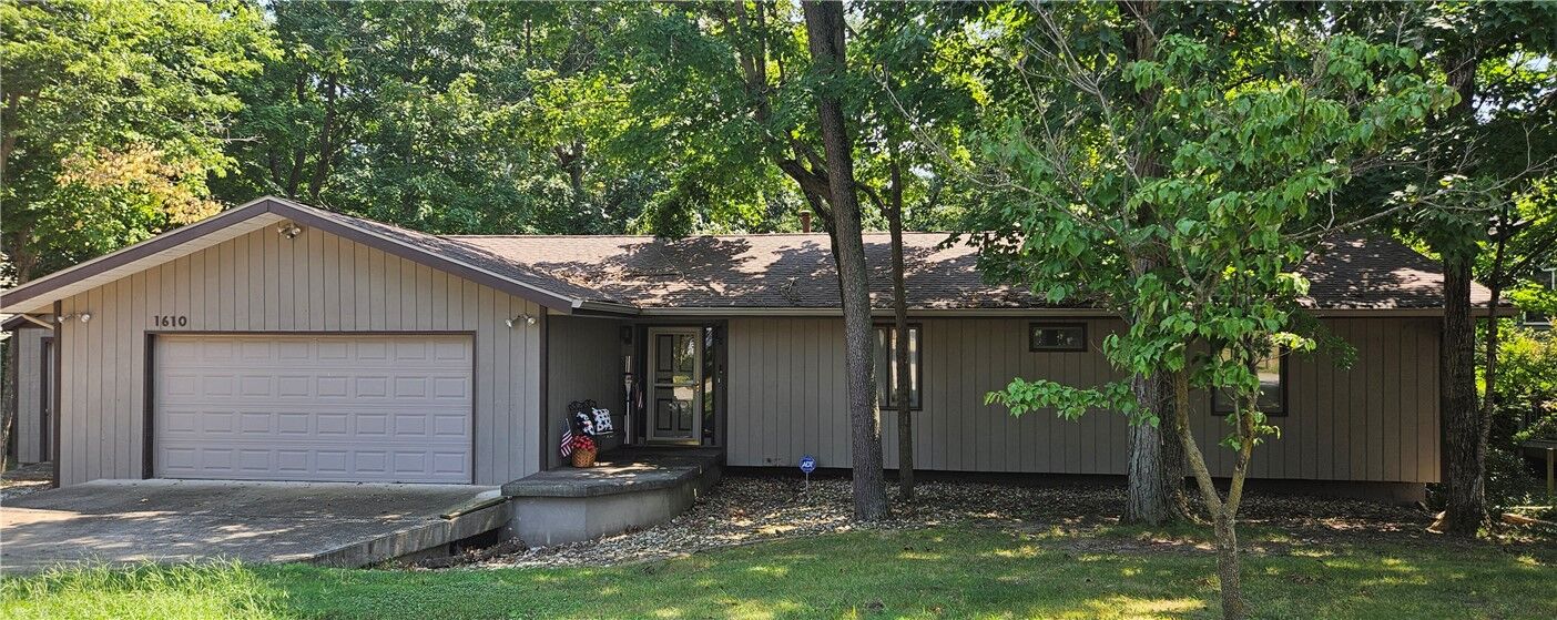 Property Photo: 1610 Robin Court IL 62549