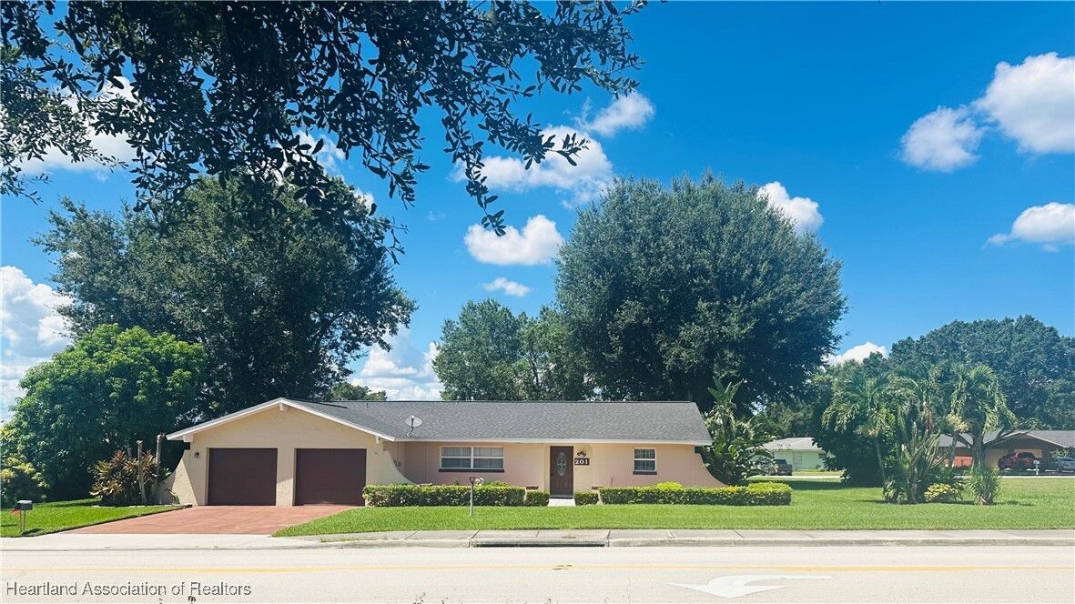 Property Photo: 201 Dal Hall Boulevard FL 33852