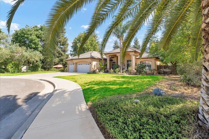 Property Photo: 1189 E Fairhaven Court CA 93257