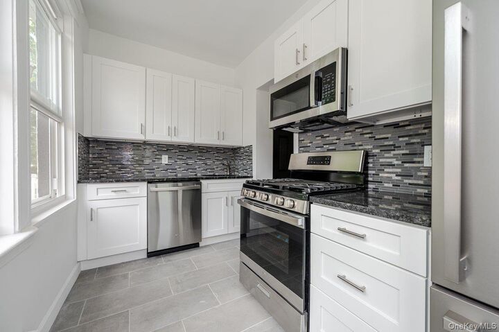 Property Photo:  573 Minnieford Avenue  NY 10464 