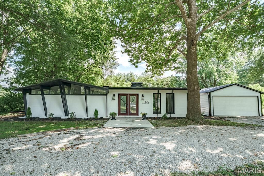 Property Photo: 520 Thorngate Road IL 62040