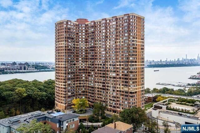 Property Photo:  100 Old Palisade Road 1411  NJ 07024 