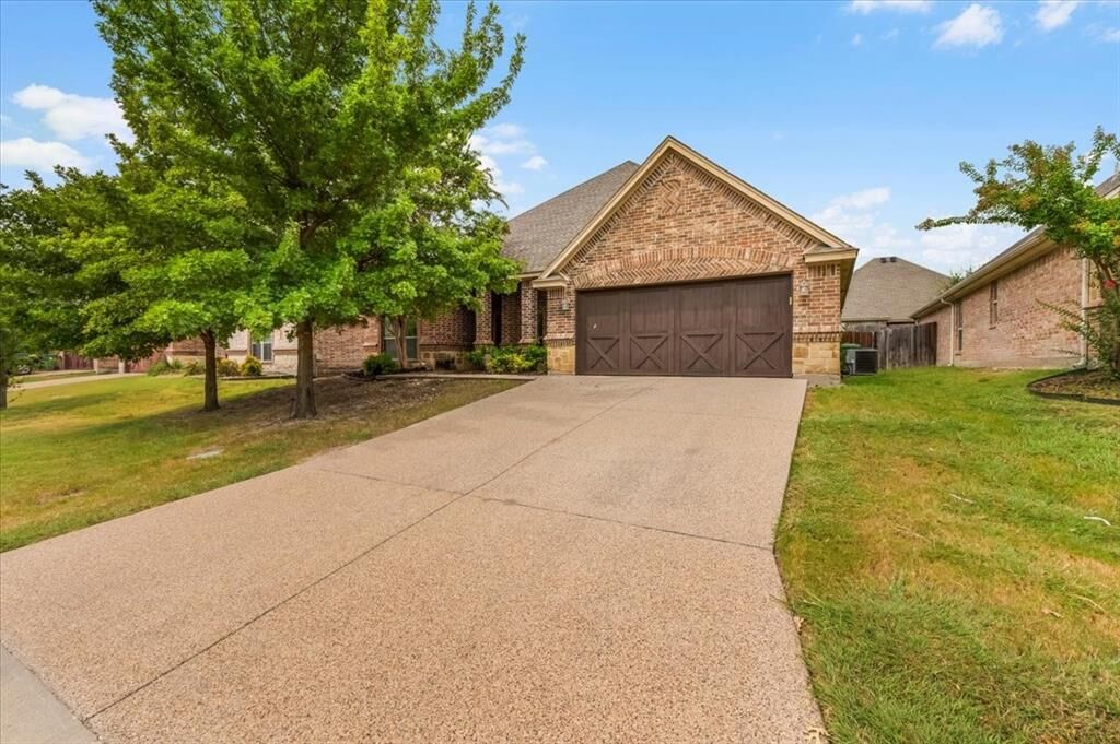Property Photo: 252 Spyglass Drive TX 76008