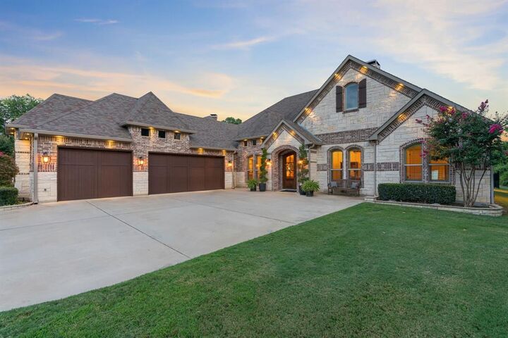 Property Photo:  401 Regency Court  TX 76210 