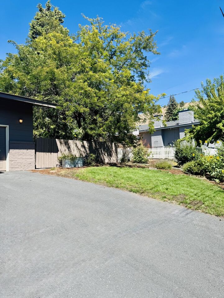 Property Photo: 1985 Benson Avenue OR 97601