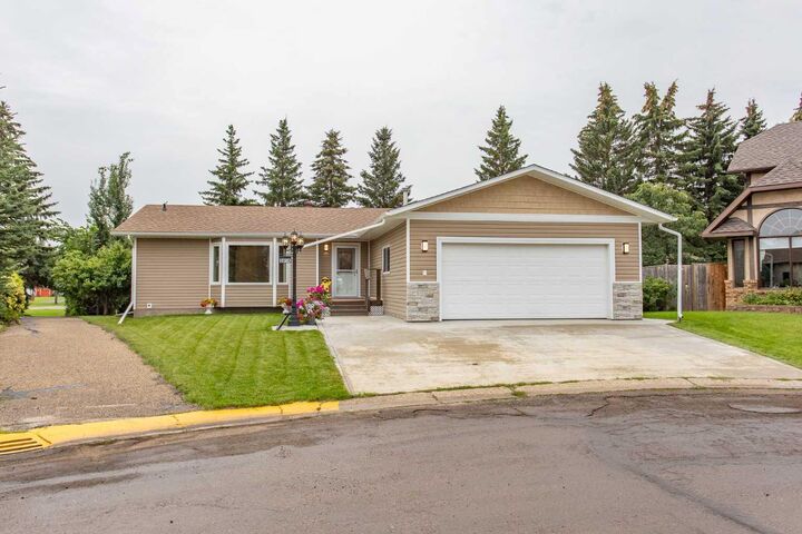 Property Photo: 5014 60 Street Close AB T4L 1M3