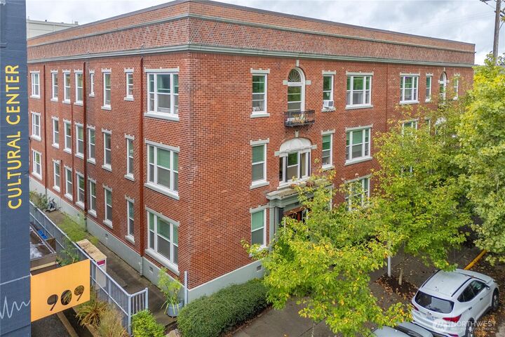 905 NE 43rd Street 107  Seattle WA 98105 photo
