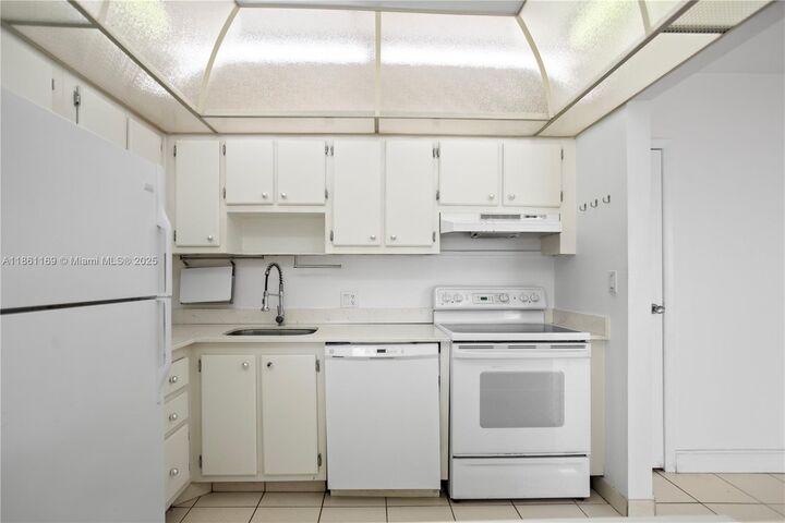Property Photo: 20335 W Country Club Dr 901 FL 33180