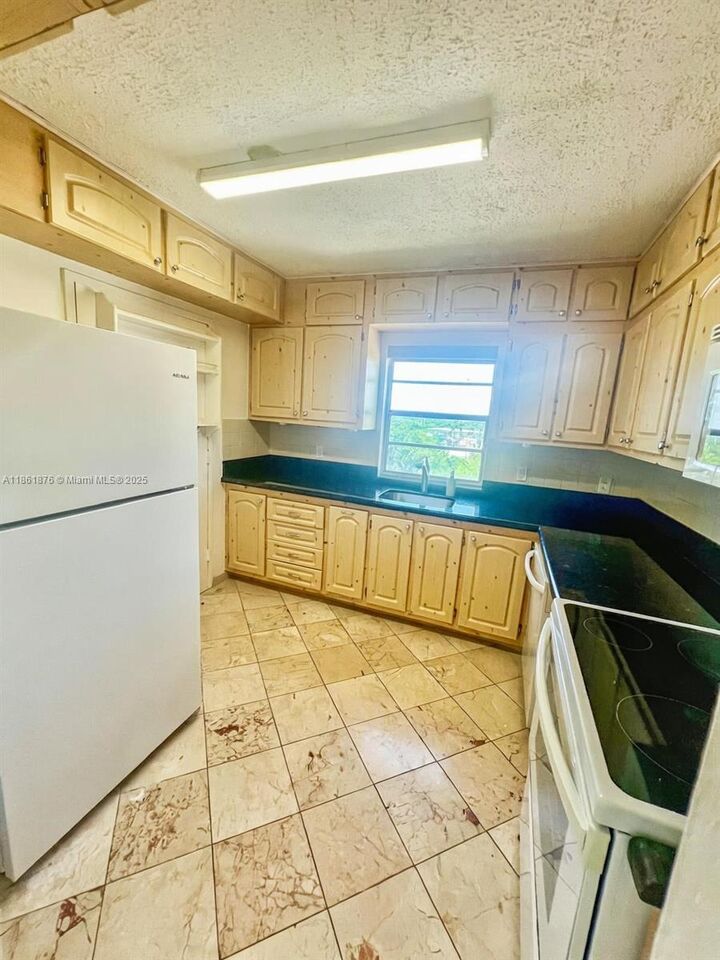 Property Photo:  2025 NE 164th St 716  FL 33162 