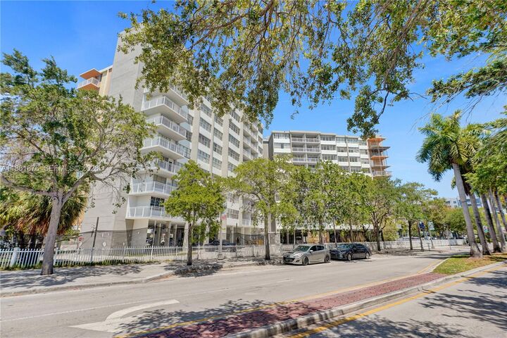 Property Photo: 2025 NE 164th St 716 FL 33162