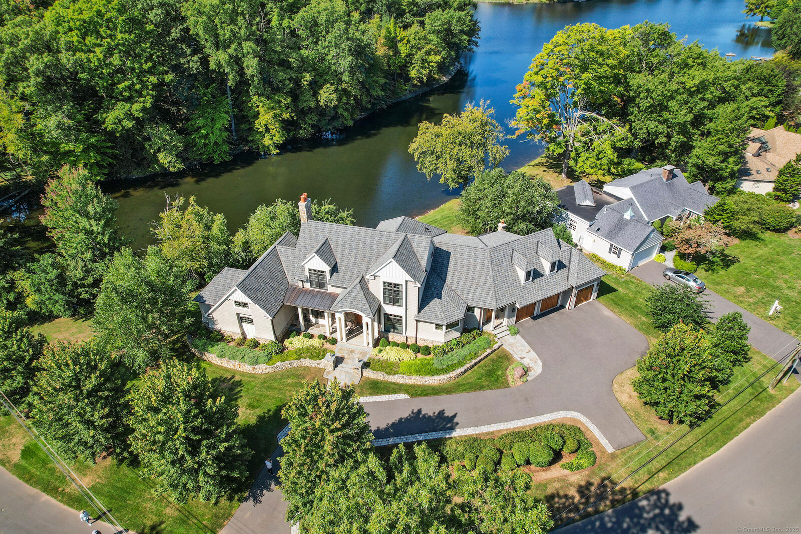 Property Photo:  61 Waterside Lane  CT 06107 