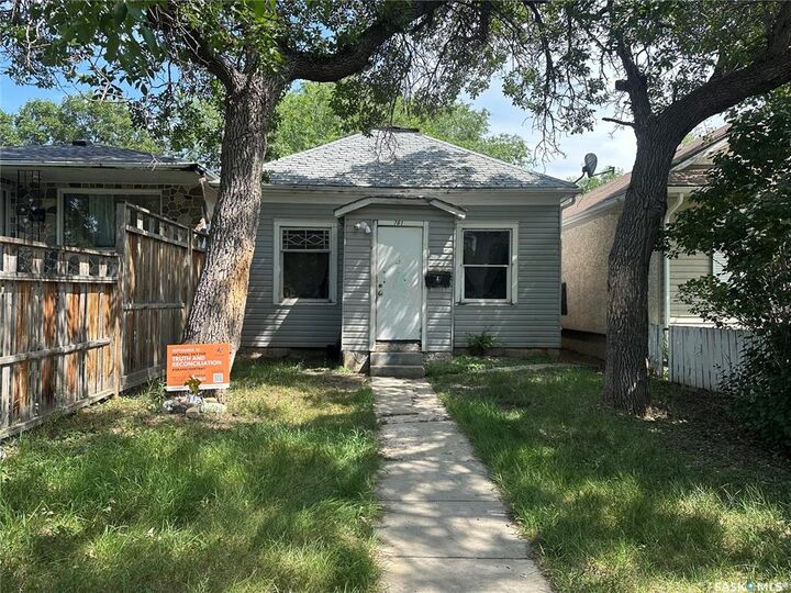 Property Photo:  761 Athol Street  SK S4T 3B4 