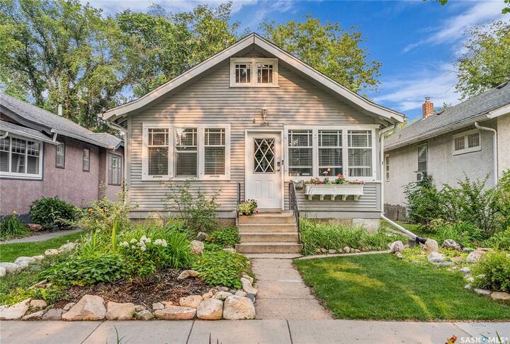 Property Photo:  904 9th Avenue N  SK S7K 2Z4 