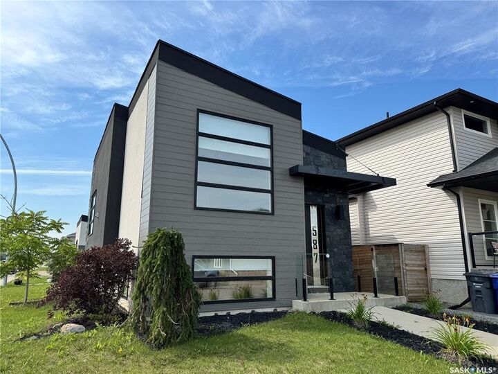 Property Photo:  587 Kloppenburg Crescent  SK S7W 0P1 