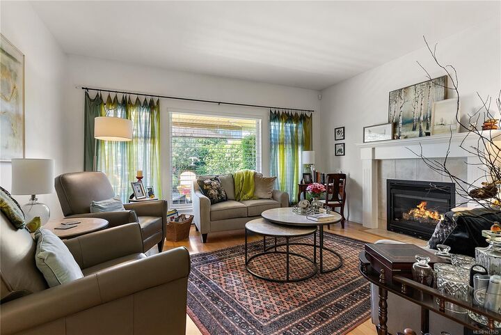 Photo de la propriété:  7952 Polo Park Cres  BC V8M 2J4 