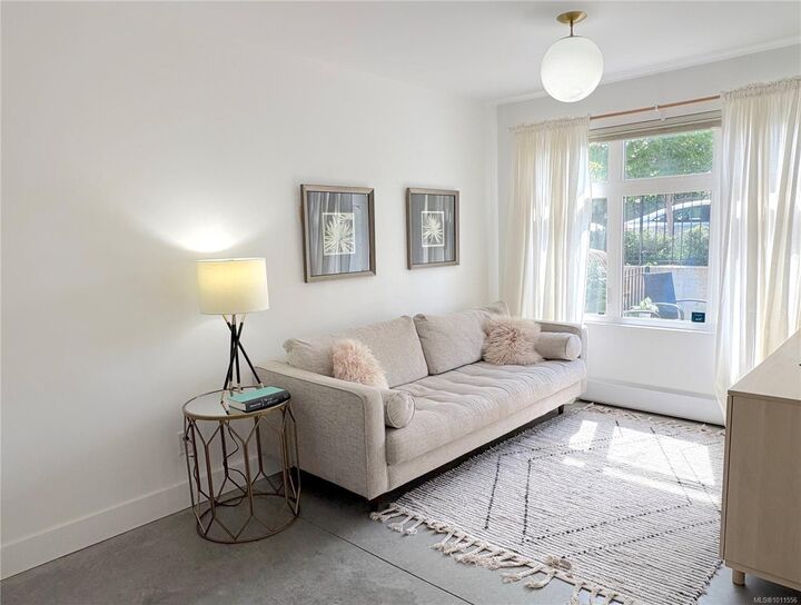 Property Photo: 230 Wilson St 5 BC V9A 3G2