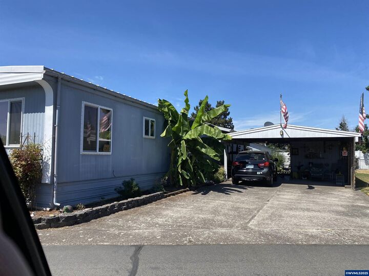 Property Photo: 2232 42nd Av SE 106 OR 97317