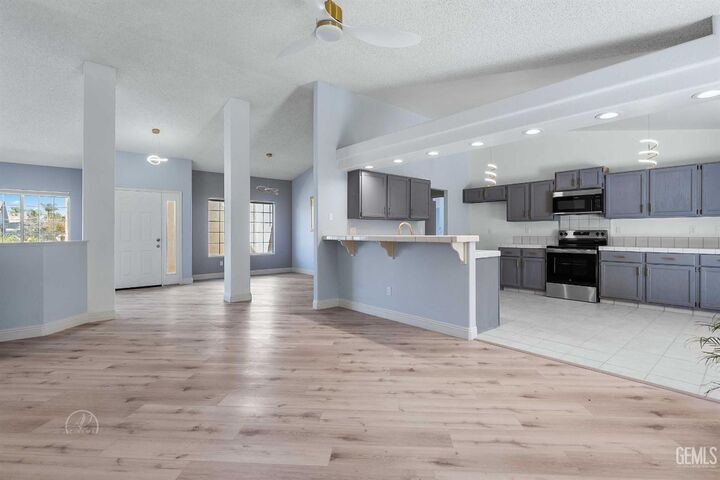 Property Photo: 13921 Calle Elegante CA 93314