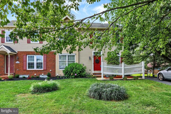 Property Photo:  28 Derby Lane  PA 17603 