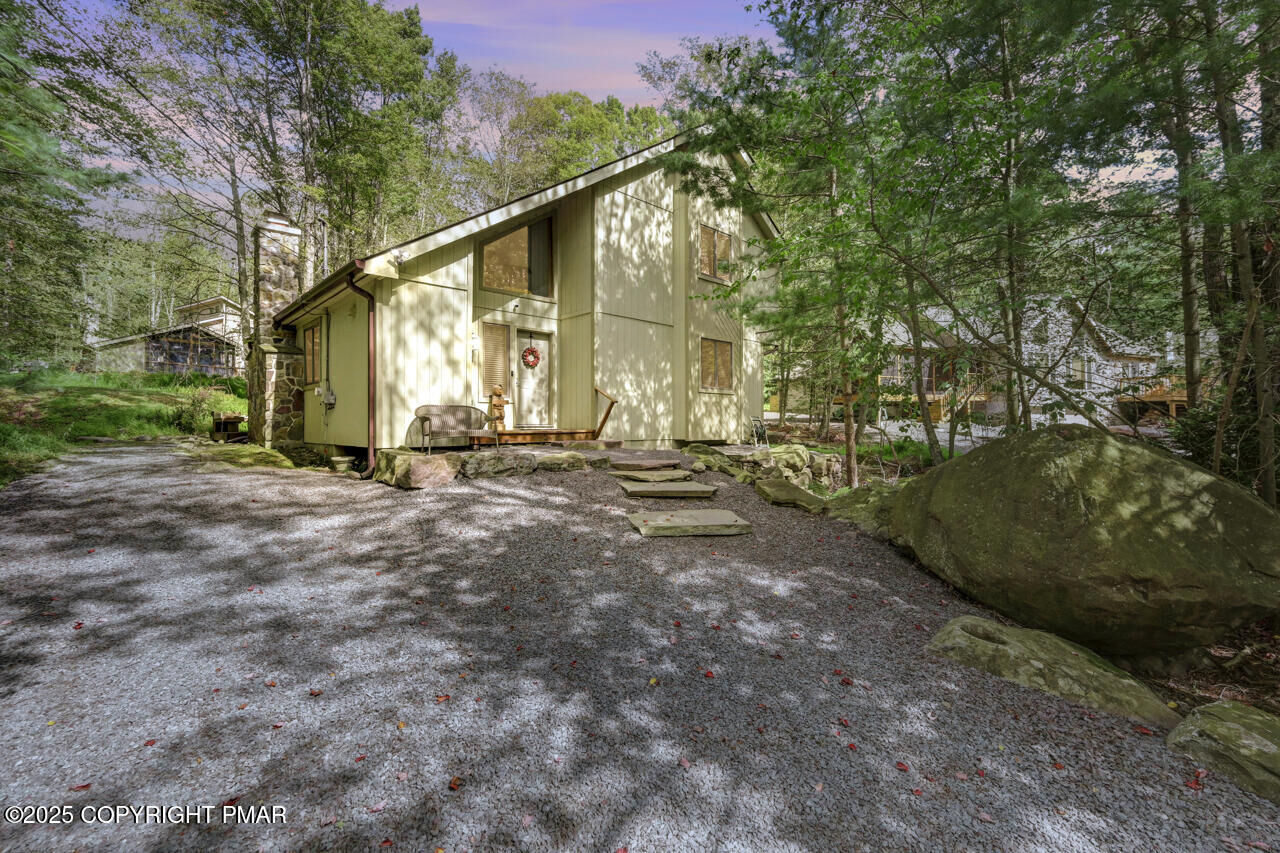 Property Photo: 221 Little Pond Circle PA 18350