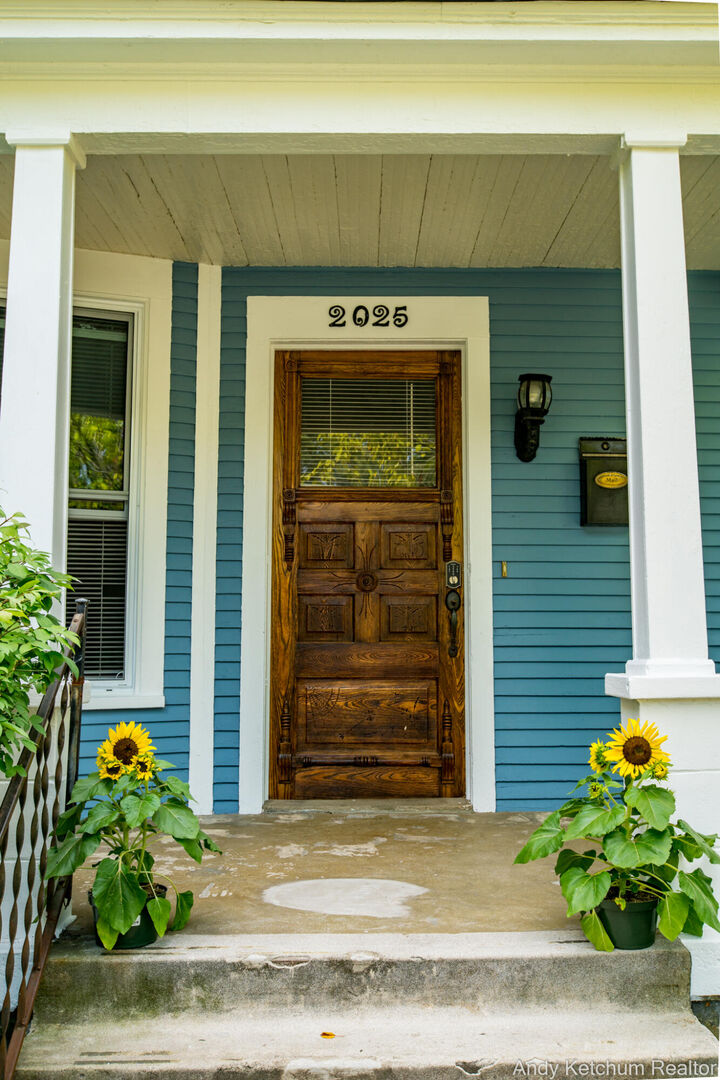 Property Photo:  2025 Francis Avenue SE  MI 49507 