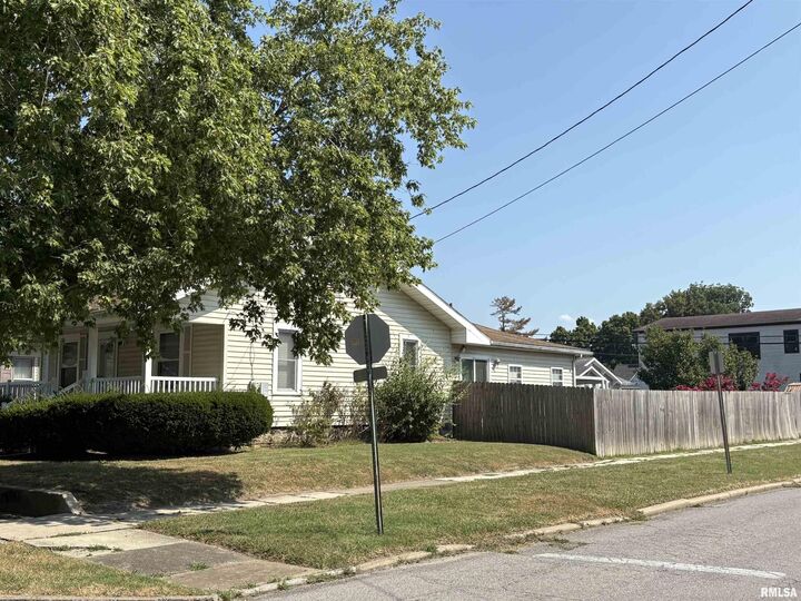 Property Photo: 2043 Pine Street IL 62966