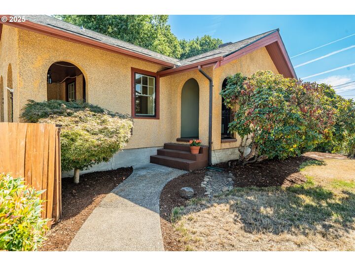 Property Photo: 175 E Gloucester St OR 97027